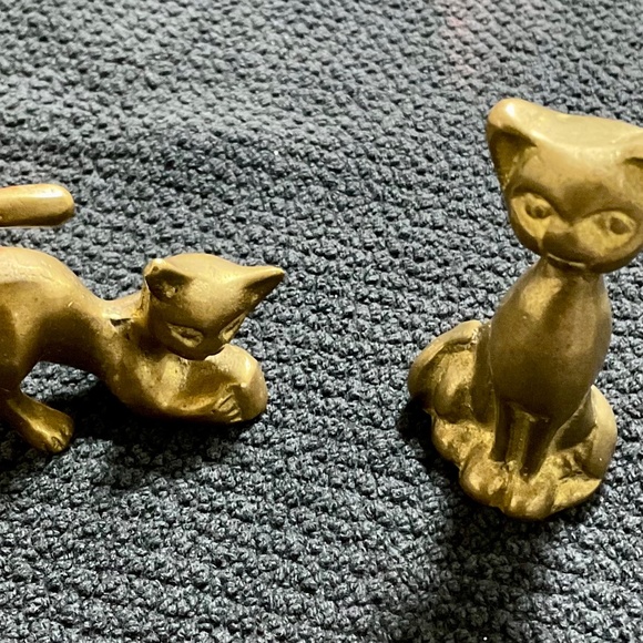 Vintage Brass Cat Figurines (Set of 2) – Sweet Mini Companions - Picture 7 of 8